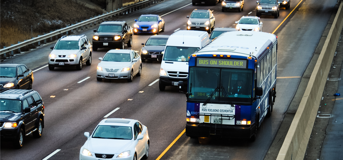 Photo of the Pace bus riding on the shoulder of the expressway